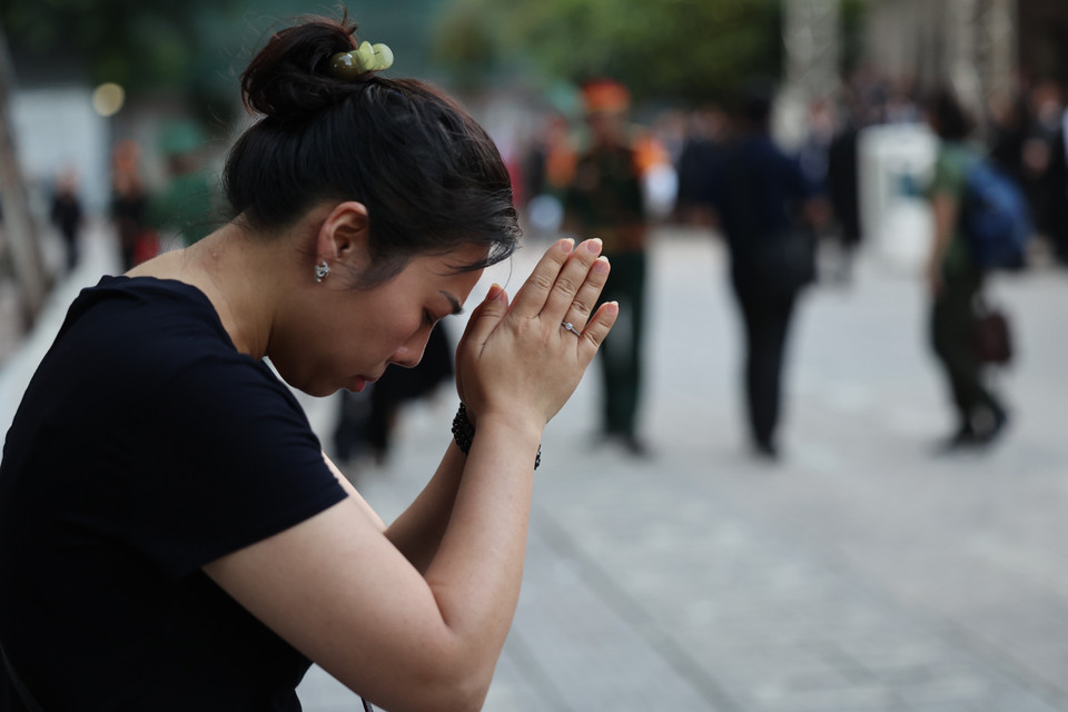 Người dân bày tỏ tấm lòng thành kính đối với Tổng Bí thư. (Ảnh: Minh Sơn/Vietnam+)
