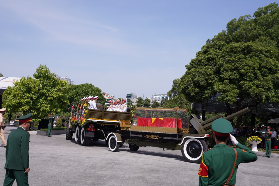 Linh xa đưa Tổng Bí thư đến nơi an nghỉ cuối cùng. (Ảnh: PV/Vietnam+)