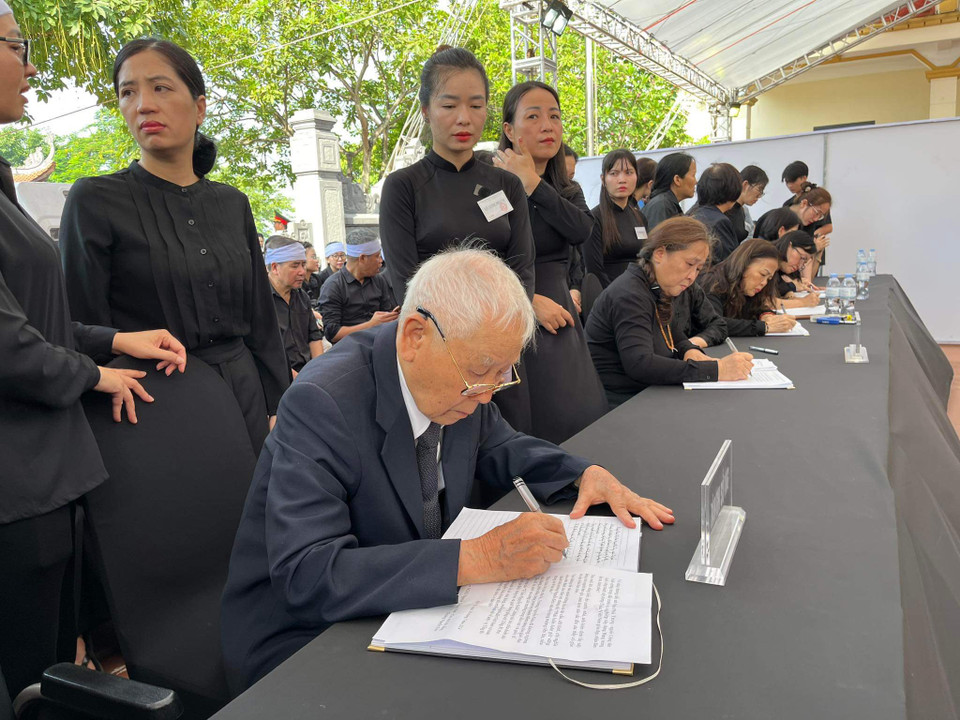 Nhà giáo Nhân dân Nguyễn Trọng Vĩnh, thầy giáo của Tổng Bí thư Nguyễn Phú Trọng năm lớp 10 trường Nguyễn Gia Thiều đến viếng học trò và ghi sổ tang tại quê nhà ở Đông Anh. (Ảnh: Minh Sơn/Vietnam+)