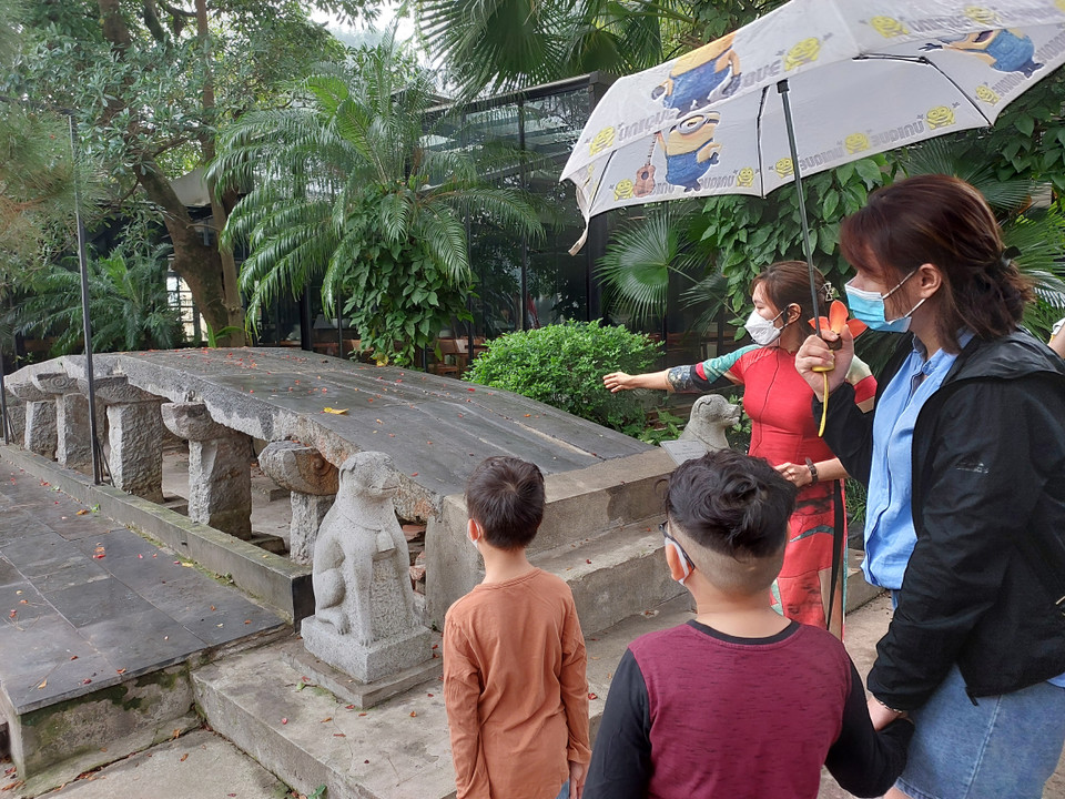 Cây cầu đá được tạo thành từ những khối đá xanh lớn ghép lại mà không dùng đến một chất gắn kết nào. (Ảnh: Minh Thu/Vietnam+)