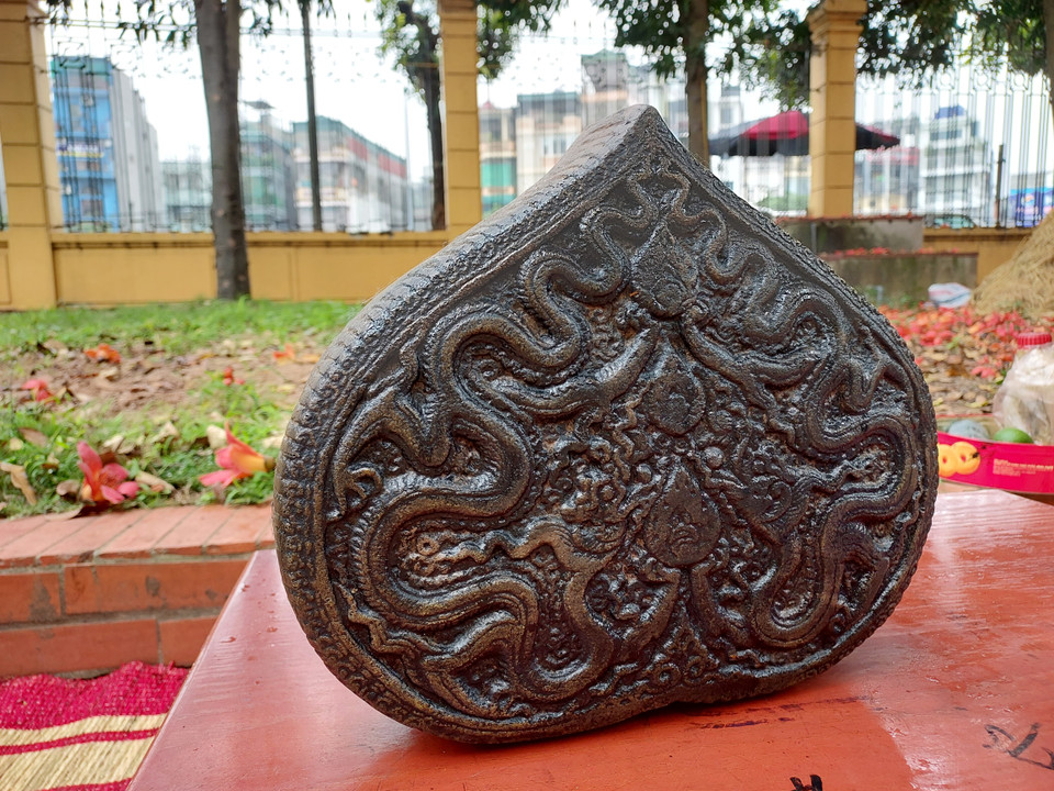 Khuôn hình lá đề phục vụ khách tham quan trải nghiệm in tranh. (Ảnh: Minh Thu/Vietnam+)