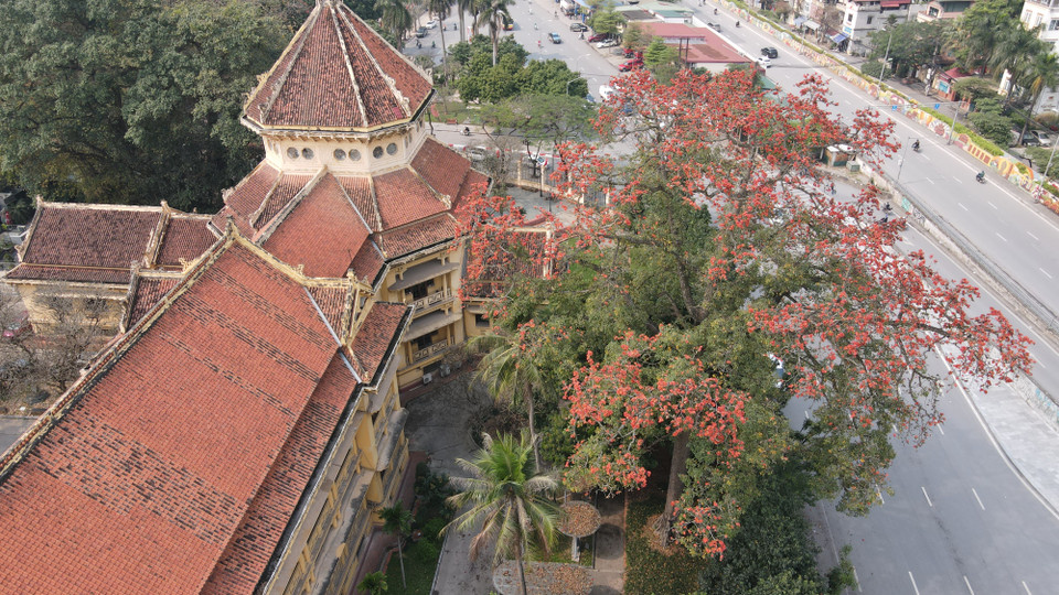  Công trình được khởi công năm 1929 và hoàn thành năm 1932 trên khu đất phía sau Nhà hát lớn, chạy dọc theo bờ đê sông Hồng và là điểm kết thúc của tuyến phố Quaï Guillemoto (phố Trần Quang Khải ngày nay), một vị trí có thể tạo ra điểm nhấn kiến trúc cho tuyến đường ven đê. (Ảnh: Nam Nguyễn/Vietnam+) 