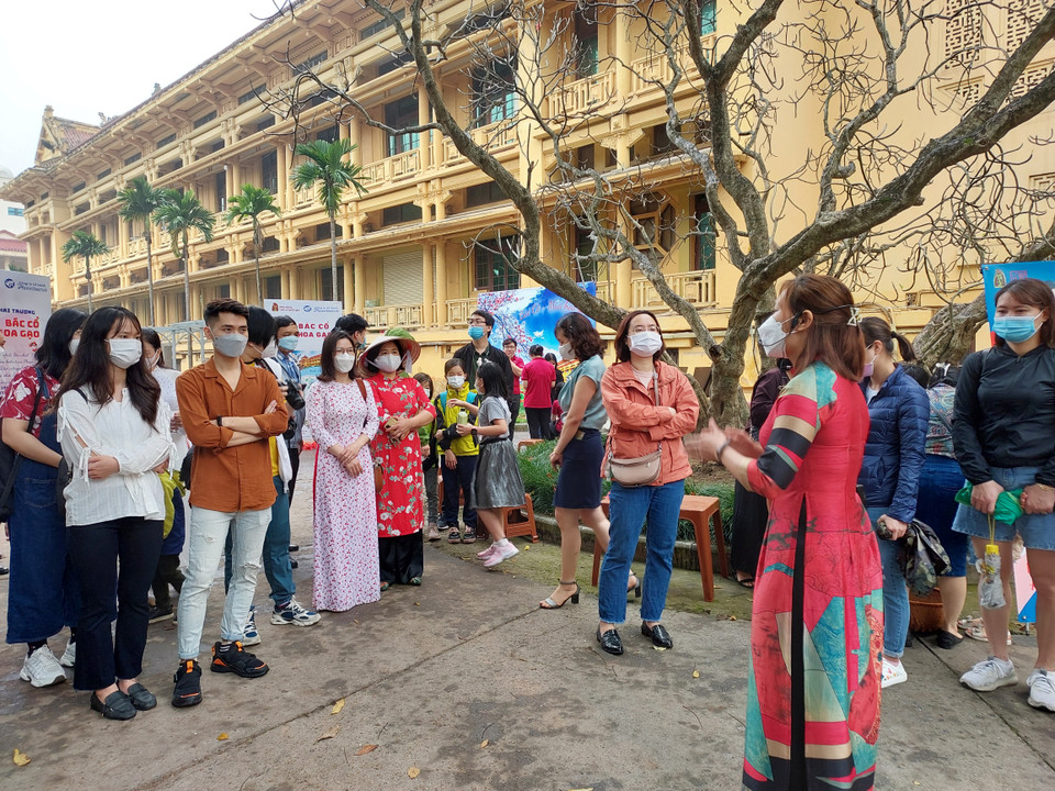 Khách tham quan lắng nghe thuyết minh viên giới thiệu về lịch sử và kiến trúc của bảo tàng. (Ảnh: Minh Thu/Vietnam+)