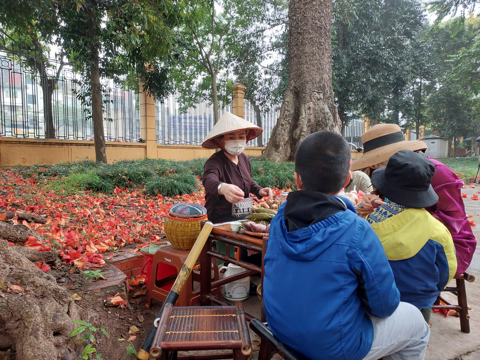 Quán nước gốc gạo gợi nhớ hình ảnh bình yên ở làng quê. (Ảnh: Minh Thu/Vietnam+)