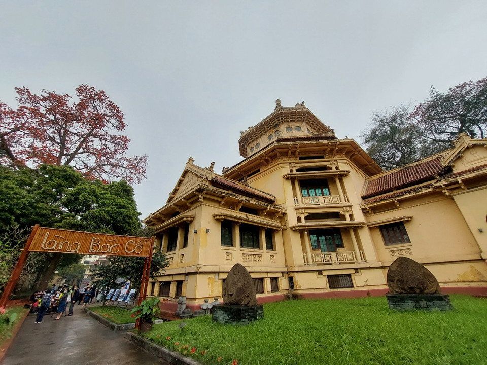 Bảo tàng Louis Finot trước đây thuộc Trường Viễn Đông Bác Cổ Pháp (École Française d’Extrème Orient) do các kiến trúc sư C.Batteur và E.Hébrard thiết kế năm 1925. Không gian Làng Bác Cổ phần nào gợi nhớ đến tên cũ của bảo tàng. (Ảnh: Minh Thu/Vietnam+)