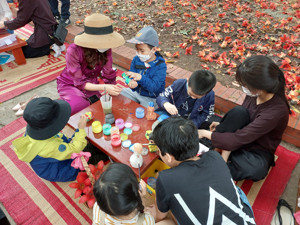 Trẻ em thích thú tham gia các hoạt động trải nghiệm như tô tượng, in tranh... (Ảnh: Minh Thu/Vietnam+)