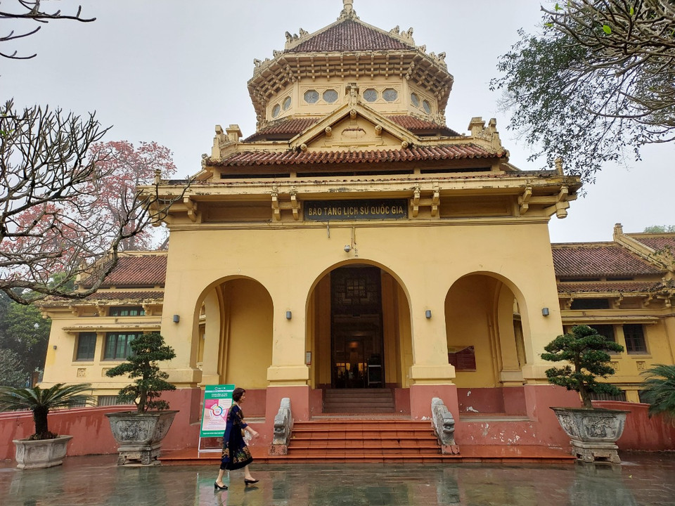 Với hình thức kết hợp nhuần nhuyễn Á-Âu trong cấu trúc mặt bằng không gian, trong tổ chức hình khối kiến trúc và mặt đứng, cùng sự hài hòa giữa công trình với cảnh quan thiên nhiên, tòa nhà Bảo tàng Lịch sử Quốc gia được coi là một trong những đại diện lớn nhất của phong cách kiến trúc Đông Dương không chỉ ở Hà Nội mà còn trên toàn đất nước Việt Nam. (Ảnh: Minh Thu/Vietnam+)