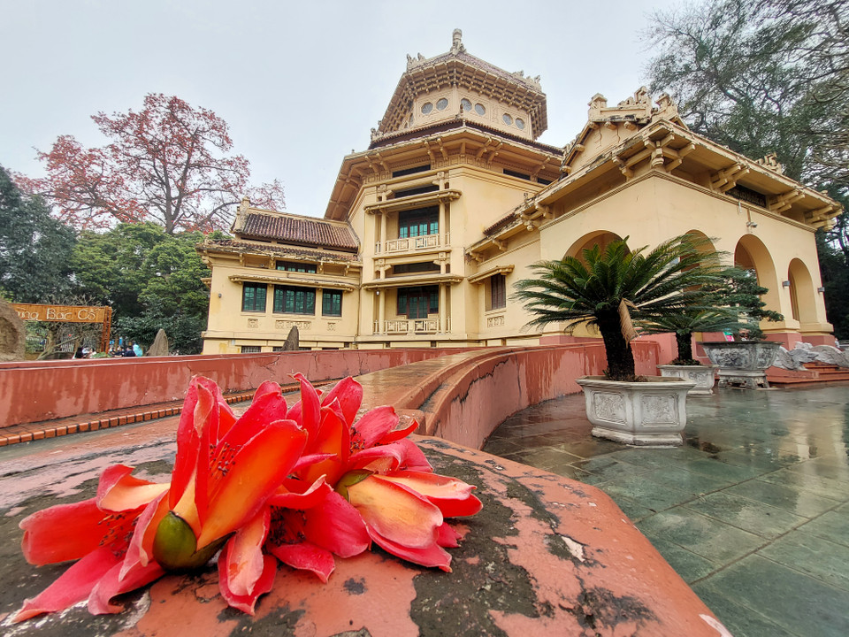 Không gian sảnh chính hình bát giác có kích thước mỗi cạnh lớn lên đến 11m, không gian trưng bày chính nằm ngay sau đại sảnh có hình chữ nhật kéo dài và được tổ chức theo hình thức xuyên phòng, có sự chuyển tiếp được tổ chức khéo léo. Ngoài ra còn có các không gian trưng bày chuyên đề nằm ở hai phía của đại sảnh tạo thành một tổng thể trưng bày khoáng đạt. (Ảnh: Minh Thu/Vietnam+)