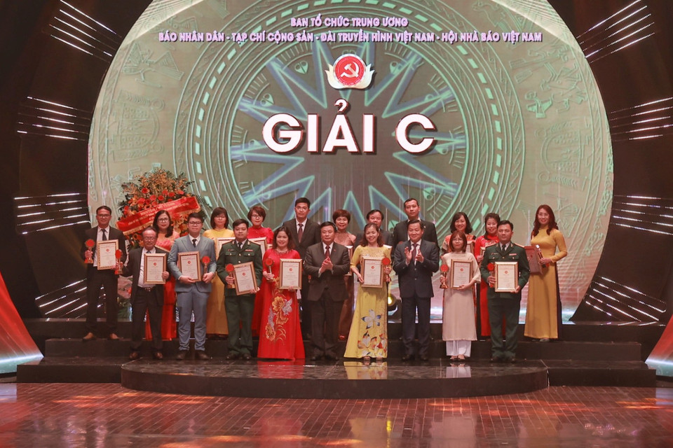 Ban tổ chức trao 18 Giải C cho các tác giả. (Ảnh: Hiếu Hoàng/Vietnam+)
