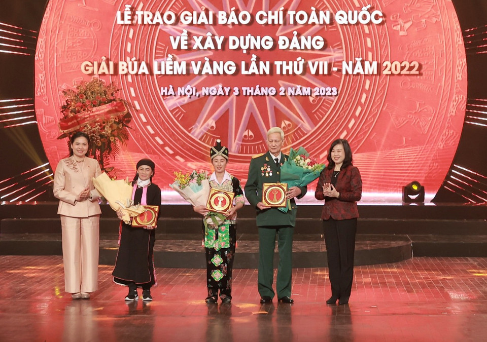 Ban Tổ chức trao giải thưởng cho các Đảng viên tiêu biểu, là nhân vật trong các tác phẩm đoạt giải. (Ảnh: Hiếu Hoàng/Vietnam+)