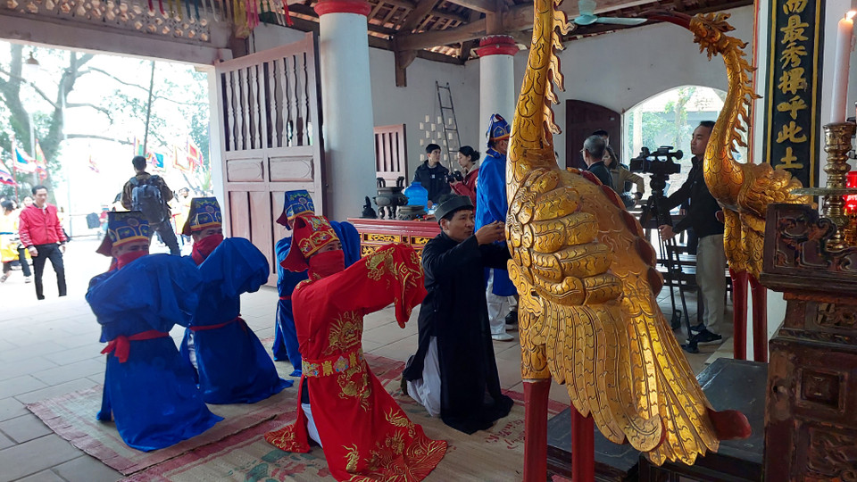 Lễ “Khẩn tấu” do ông Tiên Chỉ đọc mong cuộc sống an bình cho mọi người, sau đó là lễ dâng xôi gà, bánh chưng, bánh dày lên các bậc thánh hiền. Sau ba tuần rượu tế là đến lễ kéo quân.(Ảnh: Minh Thu/Vietnam+)