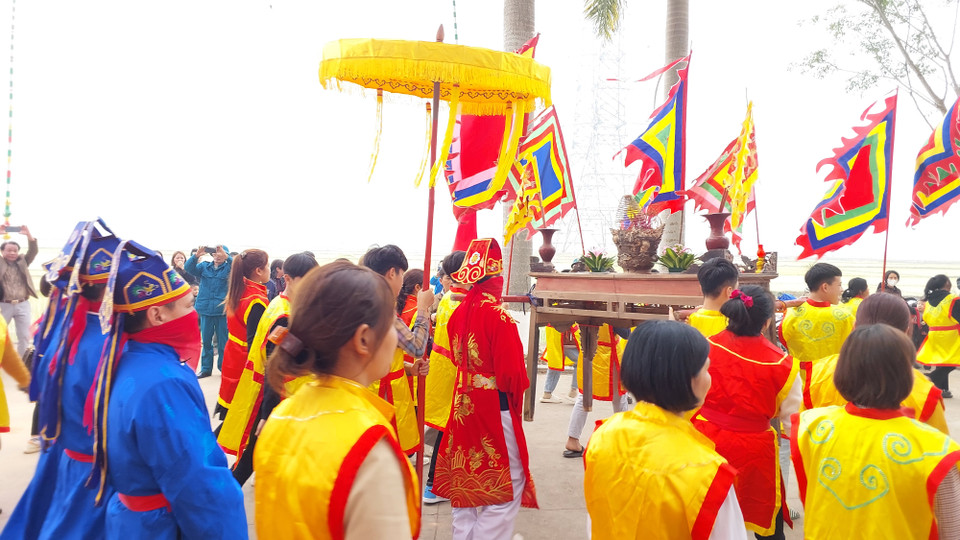 Lễ kéo quân được diễn đi diễn lại ba vòng rồi lại tề tựu giữa sân đền cùng hò reo vui mừng chiến thắng. Lễ kéo quân kết thúc cũng là lúc bắt đầu lễ ném Phết. (Ảnh: Minh Thu/Vietnam+)