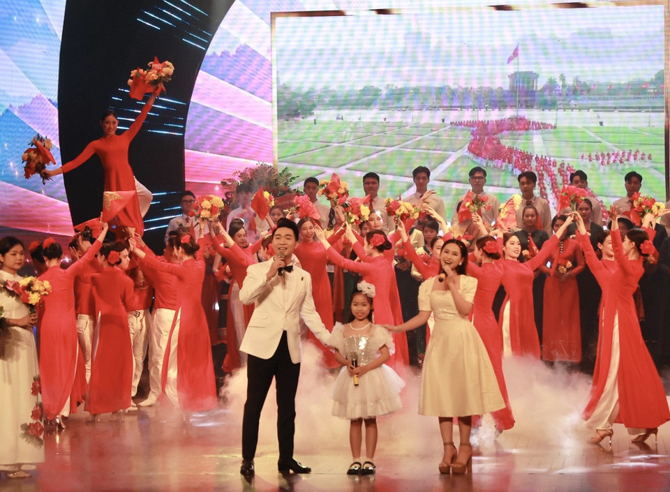 Tiết mục văn nghệ chào mừng. (Ảnh: Hiếu Hoàng/Vietnam+)