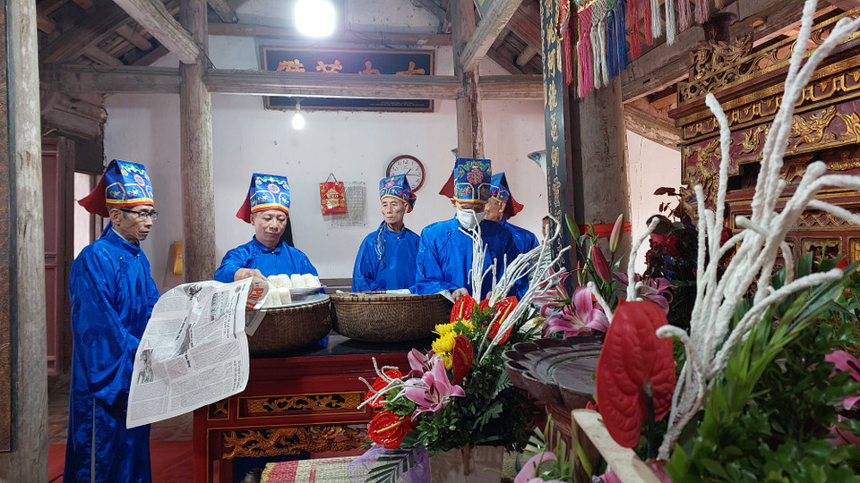 Các cụ cao niên chuẩn bị mâm lễ vật. (Ảnh: Minh Thu/Vietnam+)