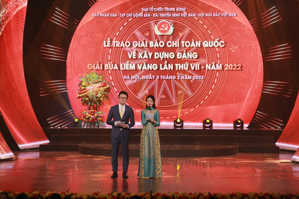 Tối 3/2, tại Nhà hát Lớn Hà Nội, nhân kỷ niệm 93 năm Ngày thành lập Đảng Cộng sản Việt Nam (3/2/1930-3/2/2023), Ban Tổ chức Trung ương chủ trì, phối hợp với Báo Nhân Dân, Tạp chí Cộng sản, Đài Truyền hình Việt Nam, Hội Nhà báo Việt Nam tổ chức lễ công bố và trao Giải Báo chí Toàn quốc về Xây dựng Đảng (Búa liềm Vàng) lần thứ VII-năm 2022. (Ảnh: Hiếu Hoàng/Vietnam+) 