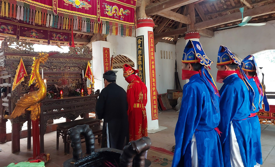Các cụ trong Ban hành lễ thắp hương trong đình. (Ảnh: Minh Thu/Vietnam+)