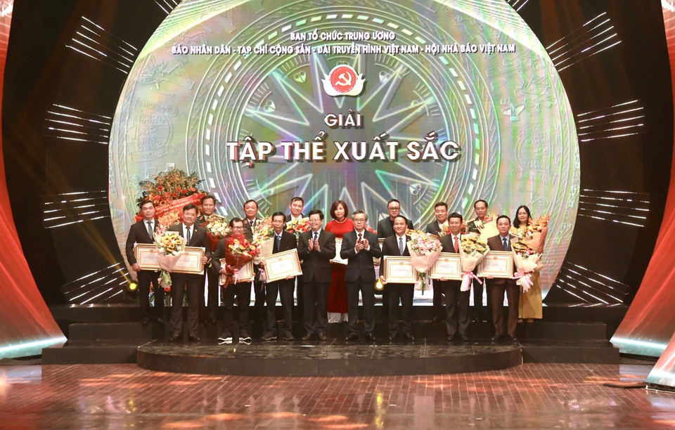 Ban tổ chức khen thưởng 15 đơn vị là ban tuyên giáo, ban tổ chức cấp ủy và cơ quan báo chí, hội nhà báo có thành tích xuất sắc trong việc tổ chức, tuyên truyền, hưởng ứng Giải Búa liềm Vàng. (Ảnh: Hiếu Hoàng/Vietnam+)