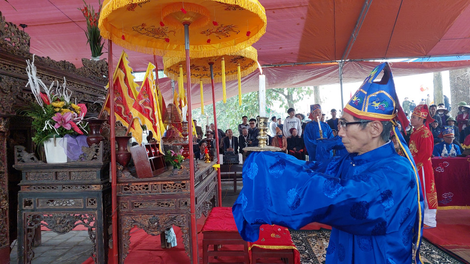 Hội Phết Hiền Quan được tổ chức trong hai ngày 12 và 13 tháng Giêng hàng năm tại xã Hiền Quan (huyện Tam Nông, tỉnh Phú Thọ). Lễ hội nhằm tôn vinh công lao và tưởng nhớ Thiều Hoa công chúa, một nữ tướng có công chiêu mộ binh sỹ, xả thân giúp Hai Bà Trưng đánh giặc Hán. Thắng trận, đất nước thái bình, bà xin về làng Song Quan (nay là xã Hiền Quan), tu hành tại chùa Phúc Khánh và dạy nhân dân cày cấy.(Ảnh: Minh Thu/Vietnam+)