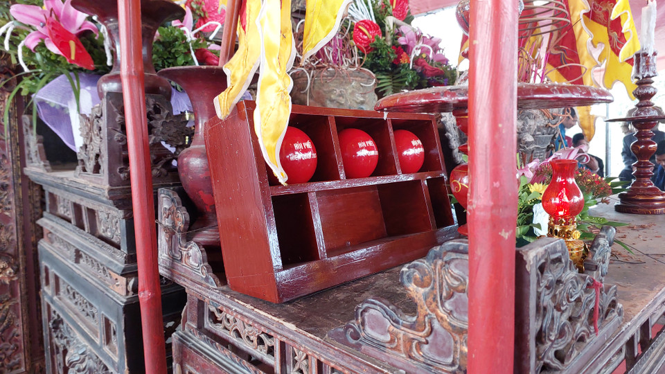 Tương truyền, để rèn luyện quân sỹ, bà nghĩ ra việc đẽo gốc tre thành hình tròn (quả to gọi là Phết, nhỏ hơn gọi là quả Chúi) chia quân để đánh Phết - nghĩa là hai bên tìm cách đưa được quả Phết ra khỏi phạm vi quy định. (Ảnh: Minh Thu/Vietnam+)