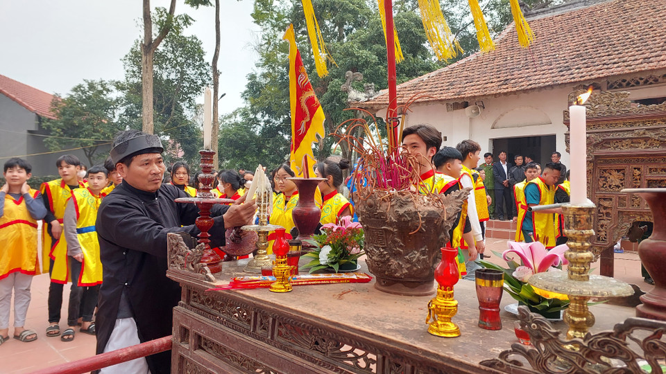 Sau lễ rước kiệu và kéo quân là phần tế lễ. Tham gia tế lễ là ông Tiên Chỉ và các bậc lão trong làng. Người đọc văn tế là ông bàn thượng, nội dung các bản văn tế được viết trong các sắc phong. (Ảnh: Minh Thu/Vietnam+)