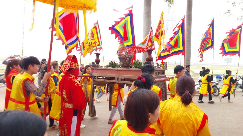 Lễ kéo quân được chia thành hai đoàn, mỗi đoàn có nhiều người tham gia. Đi đầu mỗi đoàn là ông trưởng lão râu tóc bạc phơ, mình mặc áo vàng, đầu chít khăn đỏ, tay cầm cờ nheo miệng hô vang, biểu thị sự oai phong của đoàn quân. Tiếp đó là đội trống cái, trống con gõ theo nhịp phách. Đoàn binh sỹ nam có, nữ có mình mặc áo vàng, tay cầm long đao cờ suý. (Ảnh: Minh Thu/Vietnam+)