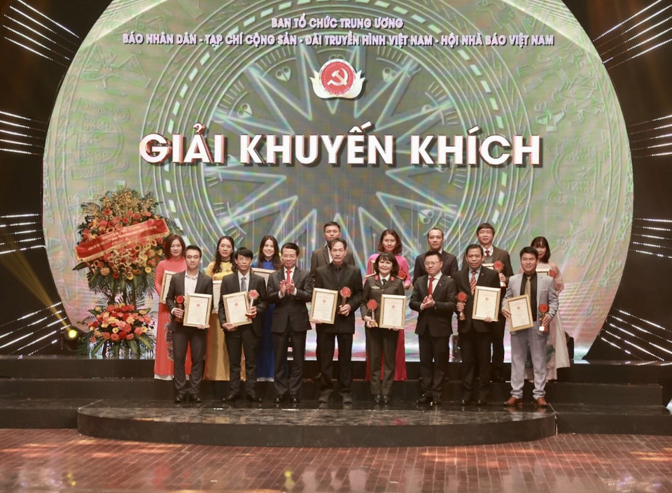 Ban Tổ chức trao 30 Giải Khuyến khích cho các tác giả. (Ảnh: Hiếu Hoàng/Vietnam+)