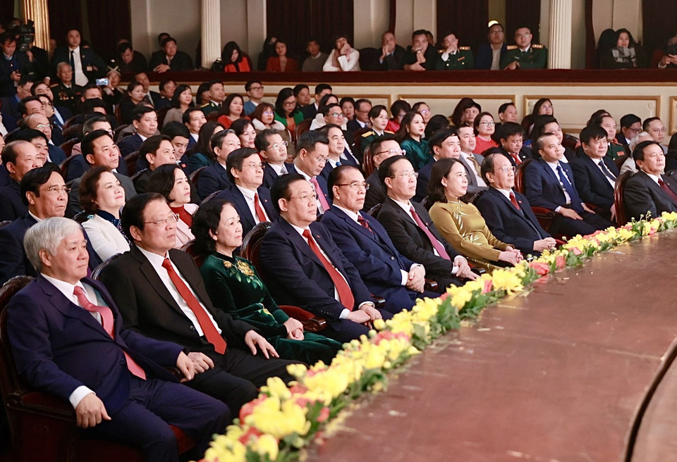 Các vị lãnh đạo Đảng, Nhà nước, bộ, ban, ngành tham dự lễ trao giải. Cơ quan Thường trực giải (Tạp chí Xây dựng Đảng) đã nhận được tổng số 2.031 tác phẩm, trong đó có 697 tác phẩm báo in, 454 tác phẩm báo điện tử, 529 tác phẩm truyền hình, 293 tác phẩm phát thanh và 58 tác phẩm ảnh báo chí. (Ảnh: Hiếu Hoàng/Vietnam+)