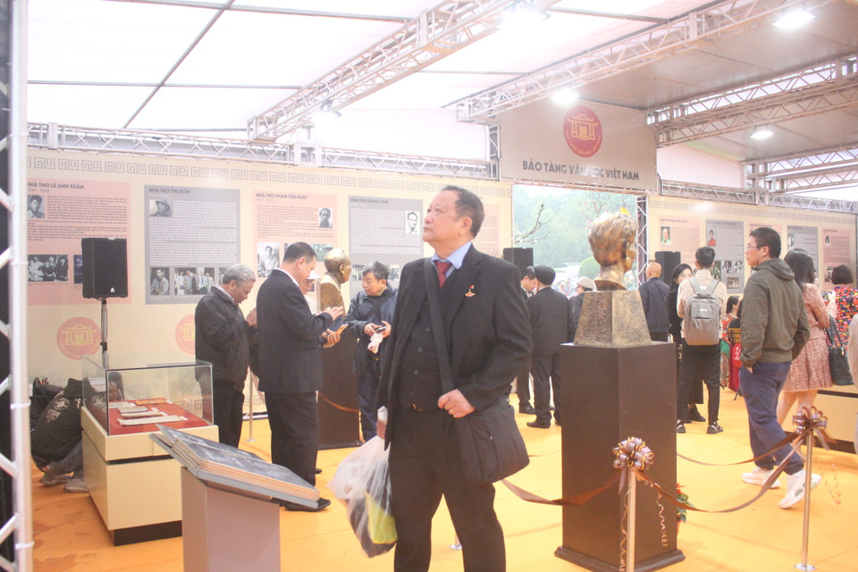 Ngày thơ Việt Nam là sự kiện thường niên do Hội Nhà văn Việt Nam tổ chức vào ngày Rằm tháng Giêng. Sự kiện thu hút sự quan tâm và tham gia của khách thơ, người yêu thơ khắp nơi. (Ảnh: Minh Anh/Vietnam+)