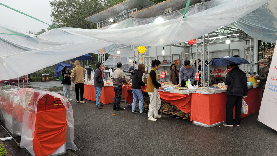 Nhiều hoạt động của ngày thơ đều bị ảnh hưởng, Đường thơ và Đường sách ngoài trời gần như phải tạm ngừng hoạt động. (Ảnh: Minh Anh/Vietnam+)