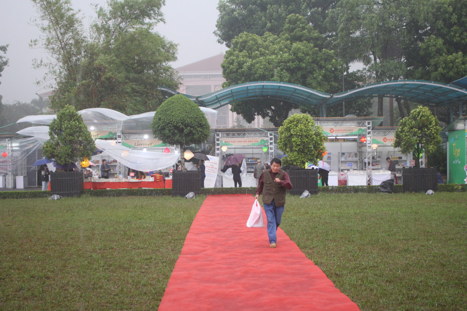 Đến khoảng 9 giờ 45 phút, trời đổ mưa rào. (Ảnh: Minh Anh/Vietnam+)