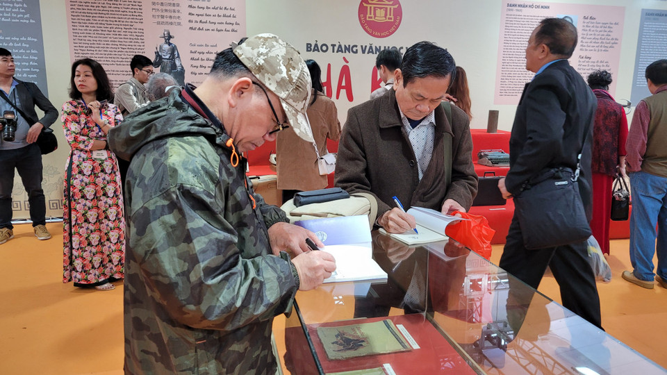 Sự kiện là dịp để khách thơ trao đổi các tác phẩm của mình, chia sẻ về tình yêu với thi ca... (Ảnh: Minh Anh/Vietnam+)