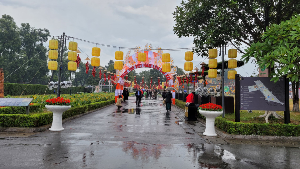 Đến thời kiểm khoảng 10 giờ 20 phút, trời ngớt mưa và hửng nắng. Các hoạt động ngoài trời dần được nối lại, tiếp tục đón khách. (Ảnh: Minh Anh/Vietnam+)