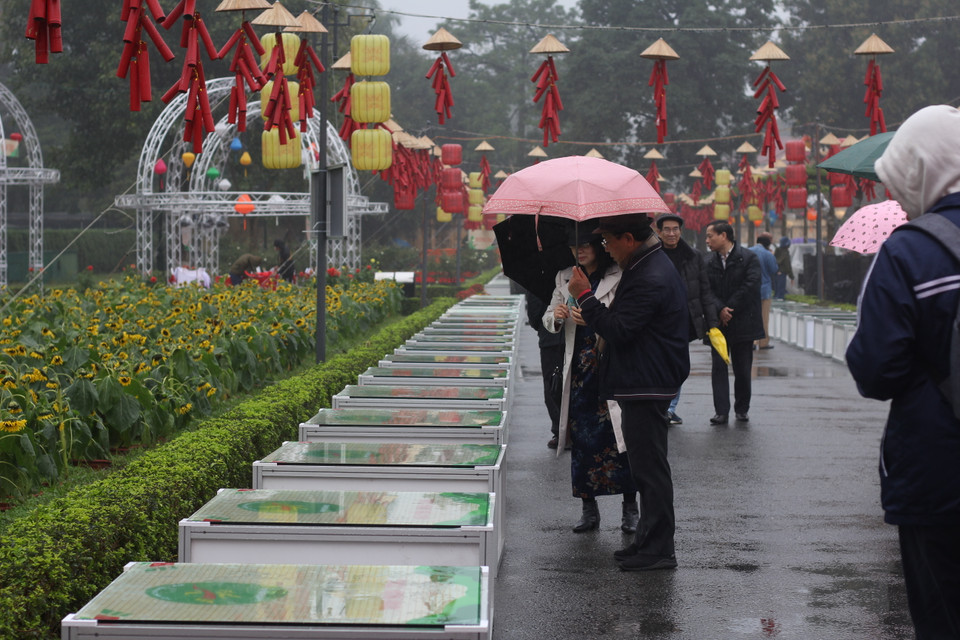 Bất chấp trời mưa phùn ẩm, hàng trăm khách tham quan vẫn đến Hoàng Thành Thăng Long sáng ngày 5/2 để đón sự kiện Ngày Thơ Việt Nam 2023. (Ảnh: Minh Anh/Vietnam+)
