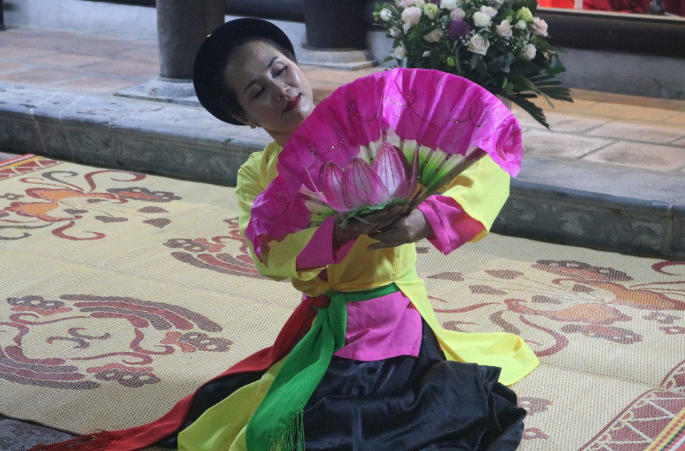 Bên cạnh lời ca và tiếng phách, múa cũng là một thành tố quan trọng góp phần tạo nên nét đặc sắc của loại hình di sản này. (Ảnh: Thu Uyên/Vietnam+)