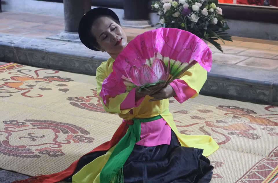 Bên cạnh lời ca và tiếng phách, múa cũng là một thành tố quan trọng góp phần tạo nên nét đặc sắc của loại hình di sản này. (Ảnh: Thu Uyên/Vietnam+)