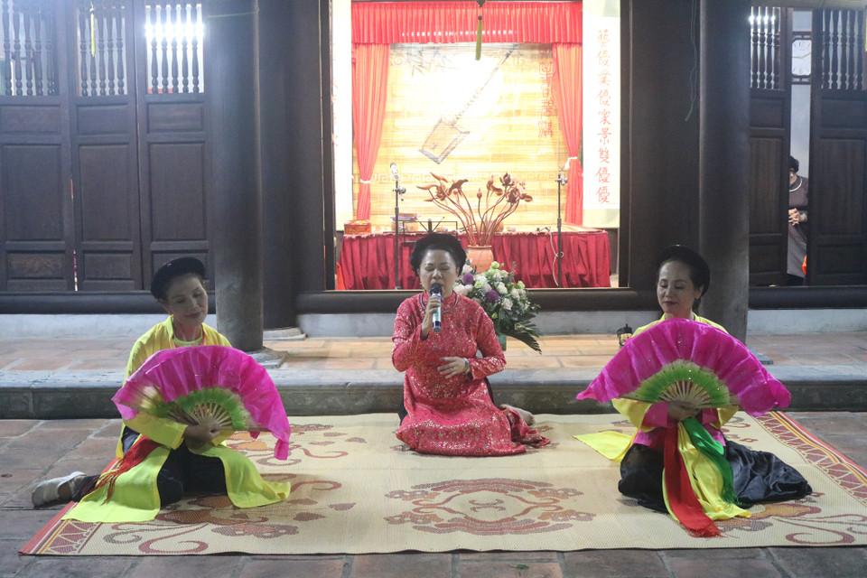 Từ khi được công nhận là di sản văn hóa phi vật thể của thế giới, ca trù đã xuất hiện nhiều hơn trong những sinh hoạt văn hóa của cộng đồng. Việc duy trì lịch biểu diễn định kỳ của câu lạc bộ cũng nhằm góp phần đưa di sản này đến gần hơn với công chúng hiện đại. (Ảnh: Thu Uyên/Vietnam+)