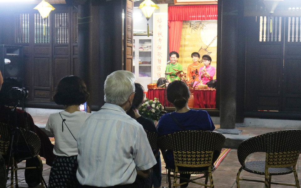 Hiện nay, ca trù đã hình thành được thế hệ đào nương, kép đàn mới, được công chúng đón nhận. Việc biểu diễn ca trù tại Bích Câu Đạo quán không chỉ có các ca nương đã thành danh mà còn có các ca nương trẻ. (Ảnh: Thu Uyên/Vietnam+)
