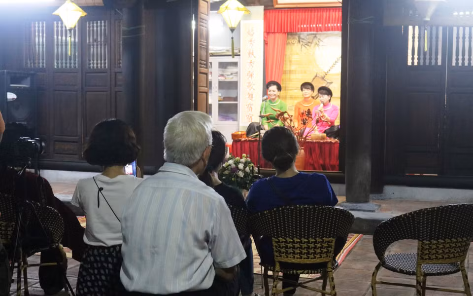 Hiện nay, ca trù đã hình thành được thế hệ đào nương, kép đàn mới, được công chúng đón nhận. Việc biểu diễn ca trù tại Bích Câu Đạo quán không chỉ có các ca nương đã thành danh mà còn có các ca nương trẻ. (Ảnh: Thu Uyên/Vietnam+)