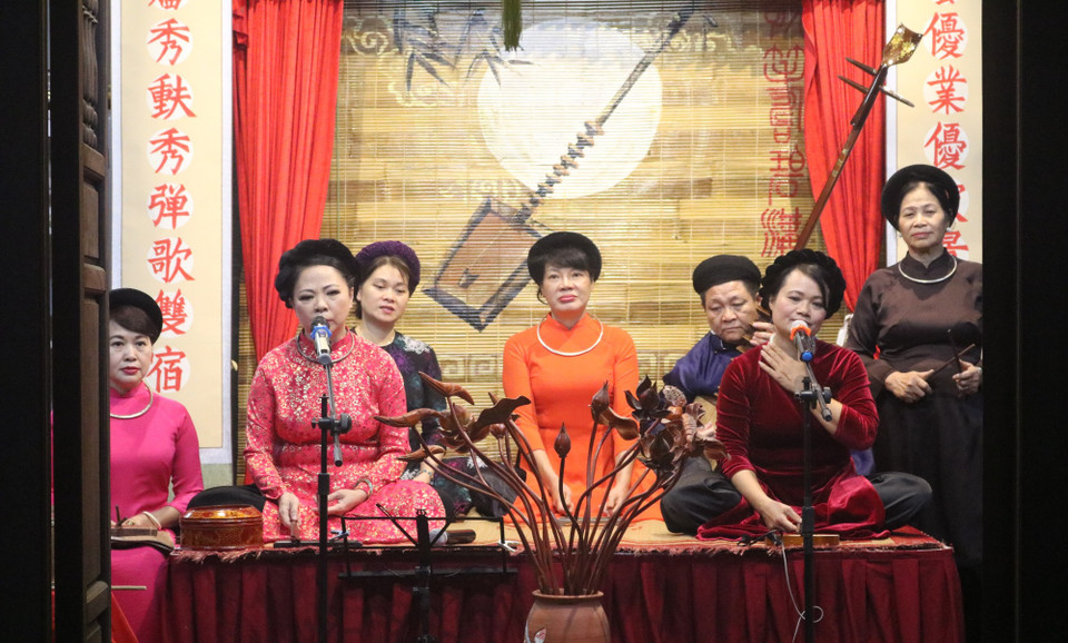 Lịch biểu diễn định kỳ vào tối thứ Bảy hàng tuần được Câu lạc bộ ca trù Bích Câu duy trì từ tháng 4/2018. (Ảnh: Thu Uyên/Vietnam+)