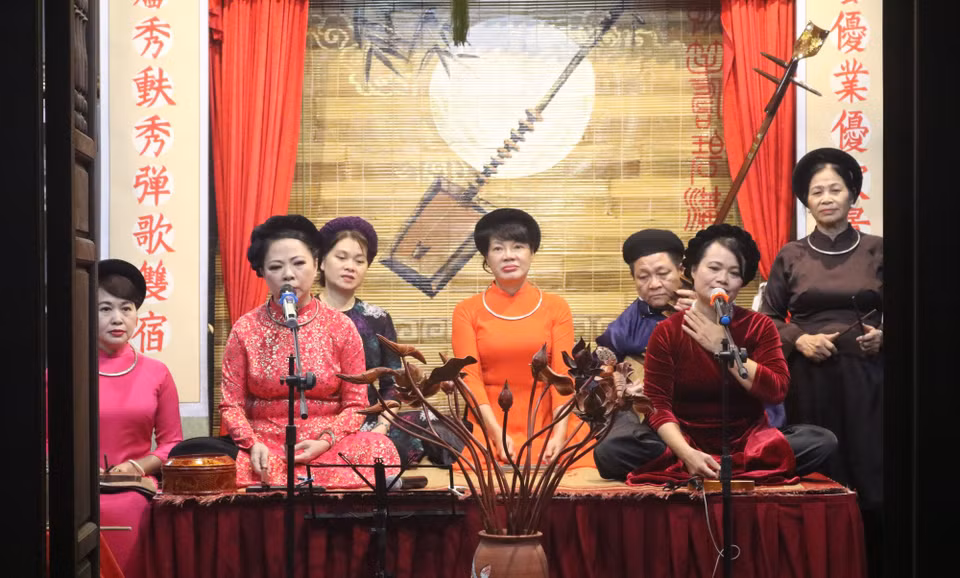 Lịch biểu diễn định kỳ vào tối thứ Bảy hàng tuần được Câu lạc bộ ca trù Bích Câu duy trì từ tháng 4/2018. (Ảnh: Thu Uyên/Vietnam+)