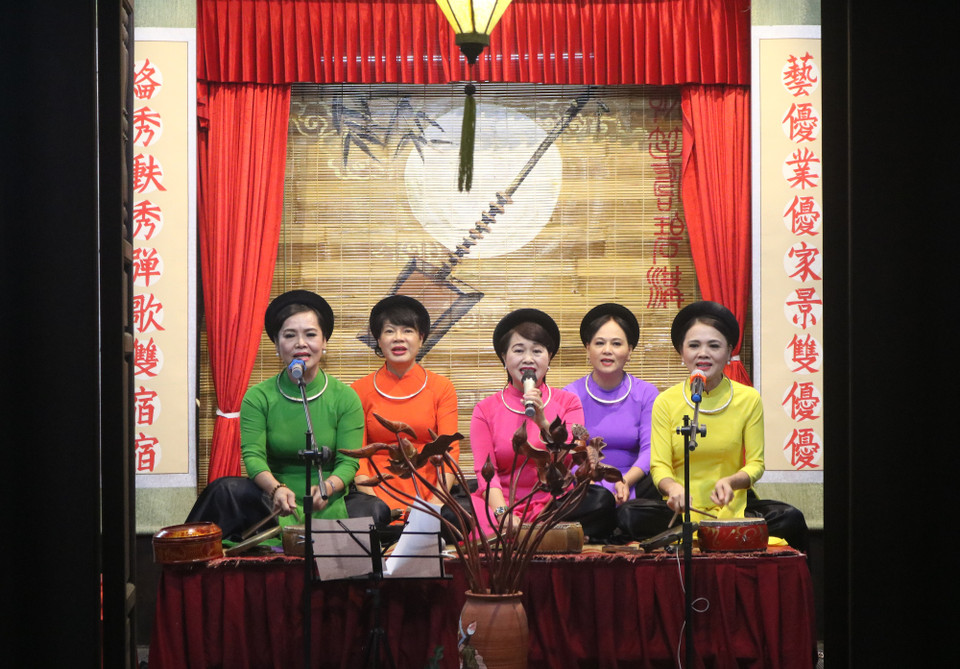 Ca trù có vị trí đặc biệt trong kho tàng âm nhạc truyền thống của Việt Nam, gắn liền với lễ hội, phong tục, tín ngưỡng, văn chương, tư tưởng và triết lý sống của người Việt. Loại hình nghệ thuật này từng rất phổ biến trong đời sống sinh hoạt văn hóa ở Việt Nam từ đầu thế kỷ 20 trở về trước. (Ảnh: Thu Uyên/Vietnam+)