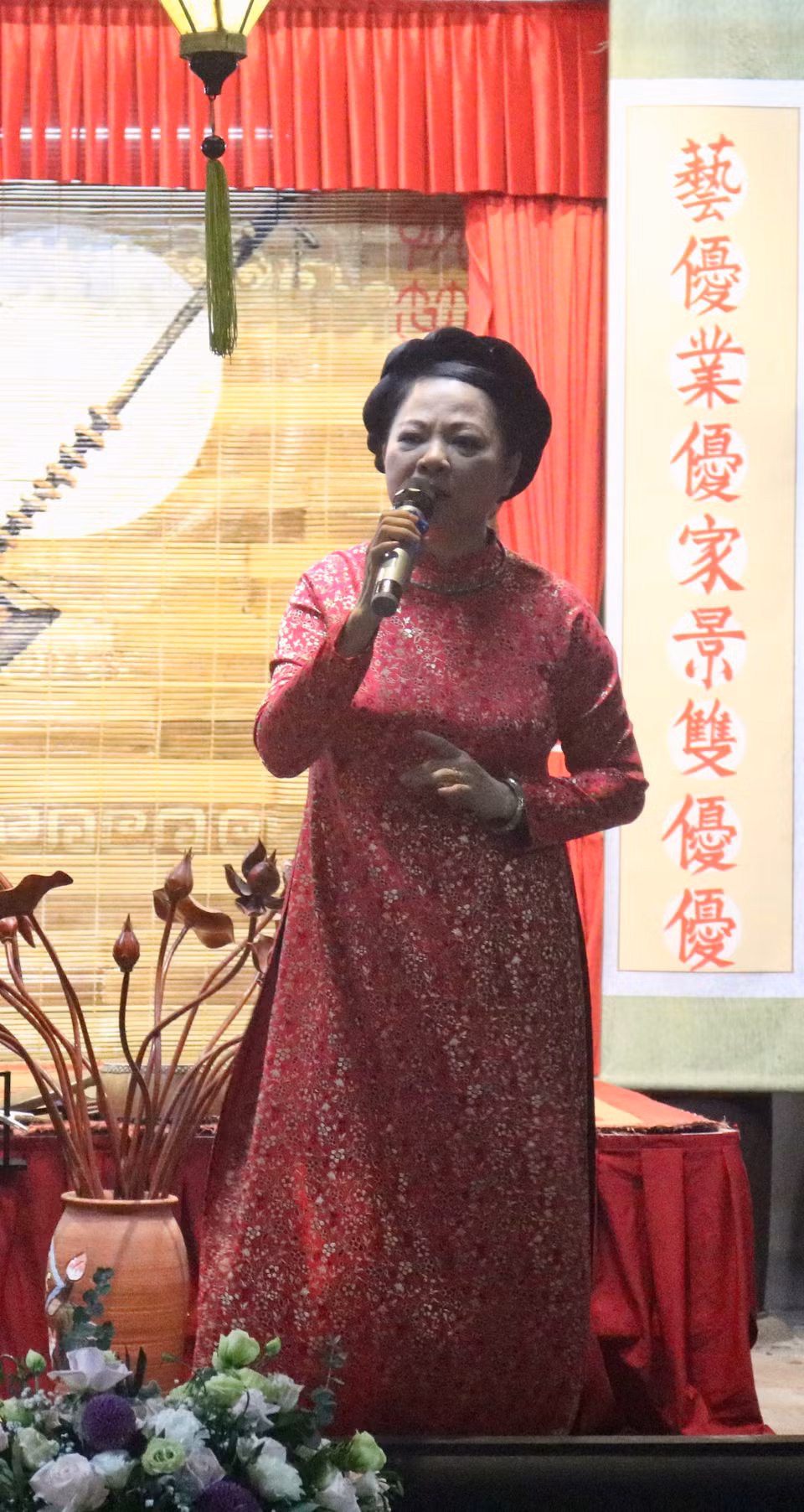 Nghệ sỹ ưu tú Vân Mai - ca nương luôn đau đáu với việc bảo tồn và phát huy giá trị ca trù trong đời sống đương đại là một trong những trụ cột của Câu lạc bộ ca trù Bích Câu. (Ảnh: Thu Uyên/Vietnam+)