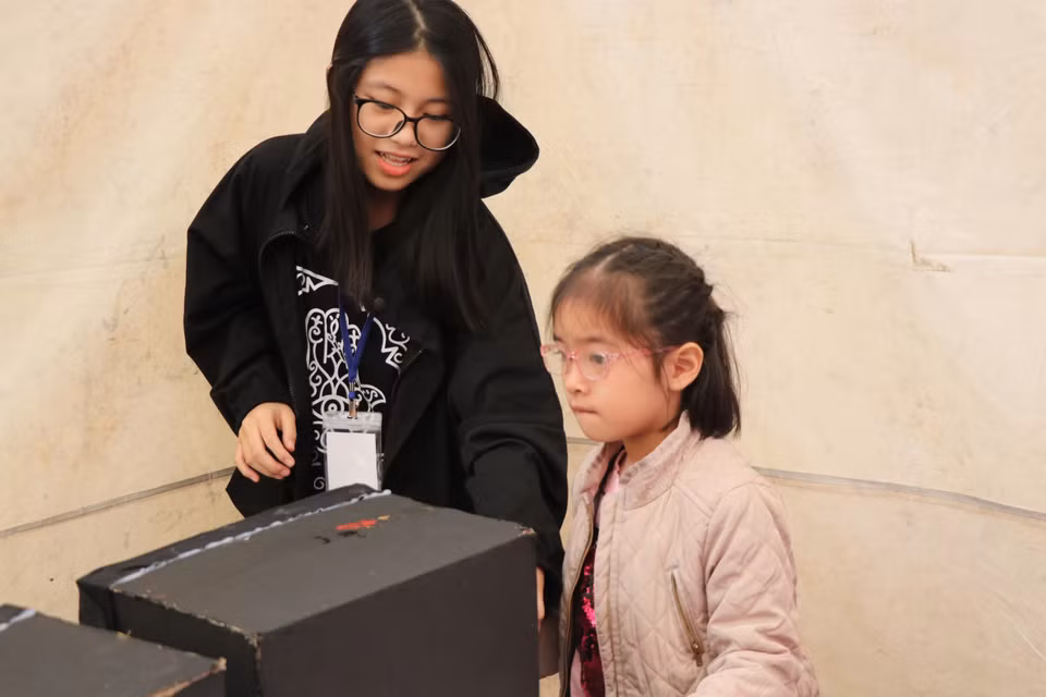 Trò chơi sờ tay đoán vật được các em nhỏ rất ưa thích. (Ảnh: PV/Vietnam+)