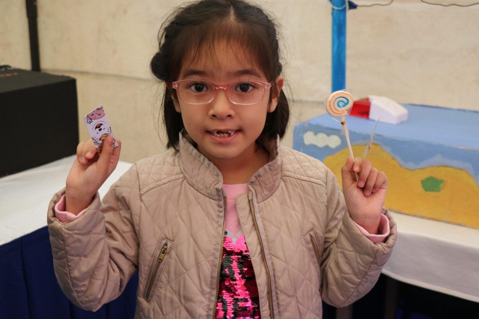 Niềm vui khi chiến thắng dù phần quà chỉ đơn giản là cây kẹo mút. (Ảnh: PV/Vietnam+)