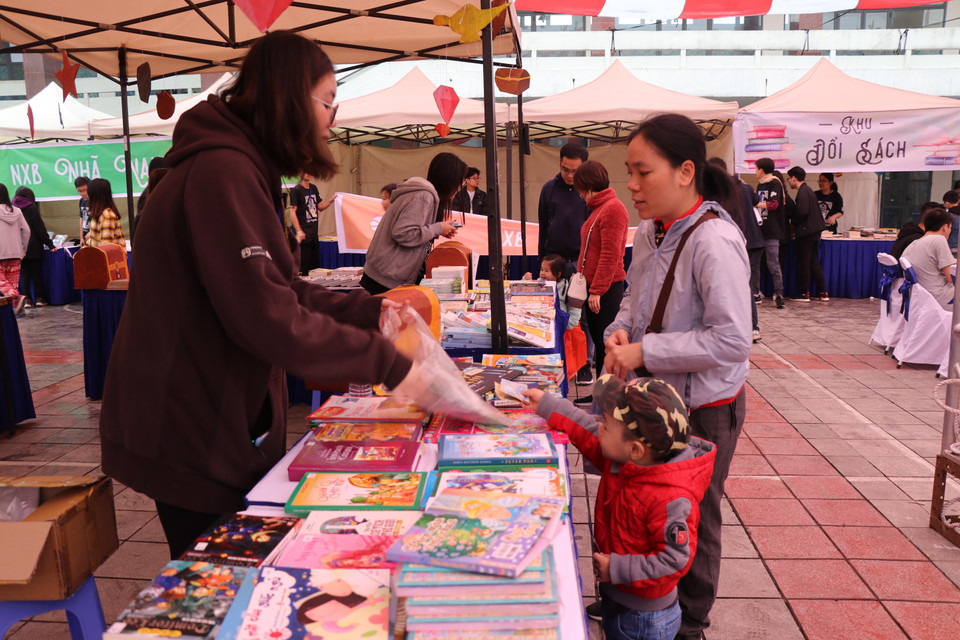 Thậm chí cả những em nhỏ cũng được bố mẹ đưa đến tham gia. (Ảnh: PV/Vietnam+)