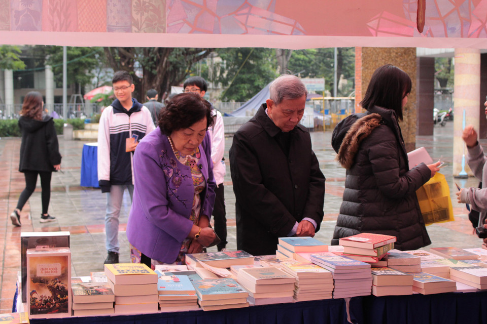 Nhiều độc giả là người lớn tuổi... (Ảnh: PV/Vietnam+)