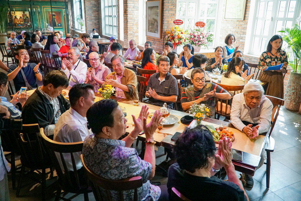 Đến nay, có khoảng 400 nhà văn, nhà phê bình, họa sỹ, nhà báo… đã tham gia ấn phẩm. Theo nhà thơ Nguyễn Quang Thiều, khát vọng, ý chí, say mê của những người cộng tác vẫn luôn được thể hiện trên từng ấn phẩm và tinh thần đó được lưu giữ trên hành trình tiếp theo. (Ảnh: Hoàng Hiếu/Vietnam+)