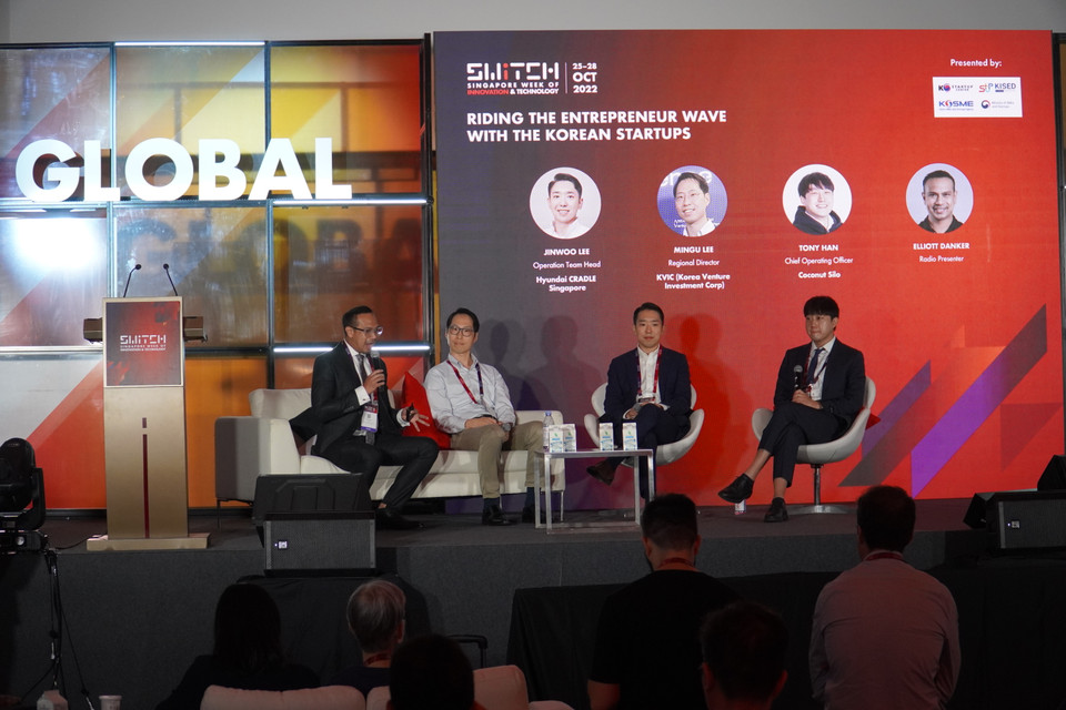 Ông Tony Han, đại diện Coconut Silo (ngoài cùng bên phải), giới thiệu ứng dụng quản lý dịch vụ vận chuyển bằng xe tải. Hiện ứng dụng này đã có mặt tại Việt Nam với phiên bản tiếng Việt. (Ảnh: PV/Vietnam+)