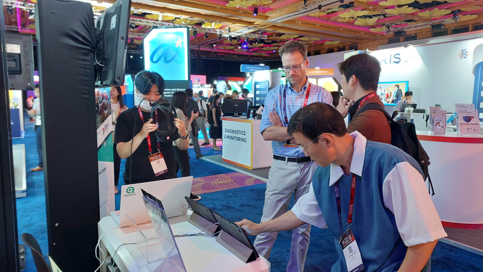 Nhiều người quan tâm đến ứng dụng chẩn đoán, kiểm soát chứng mất trí nhớ ở người già do GoQba Technology cung cấp. (Ảnh: Minh Thu/Vietnam+)