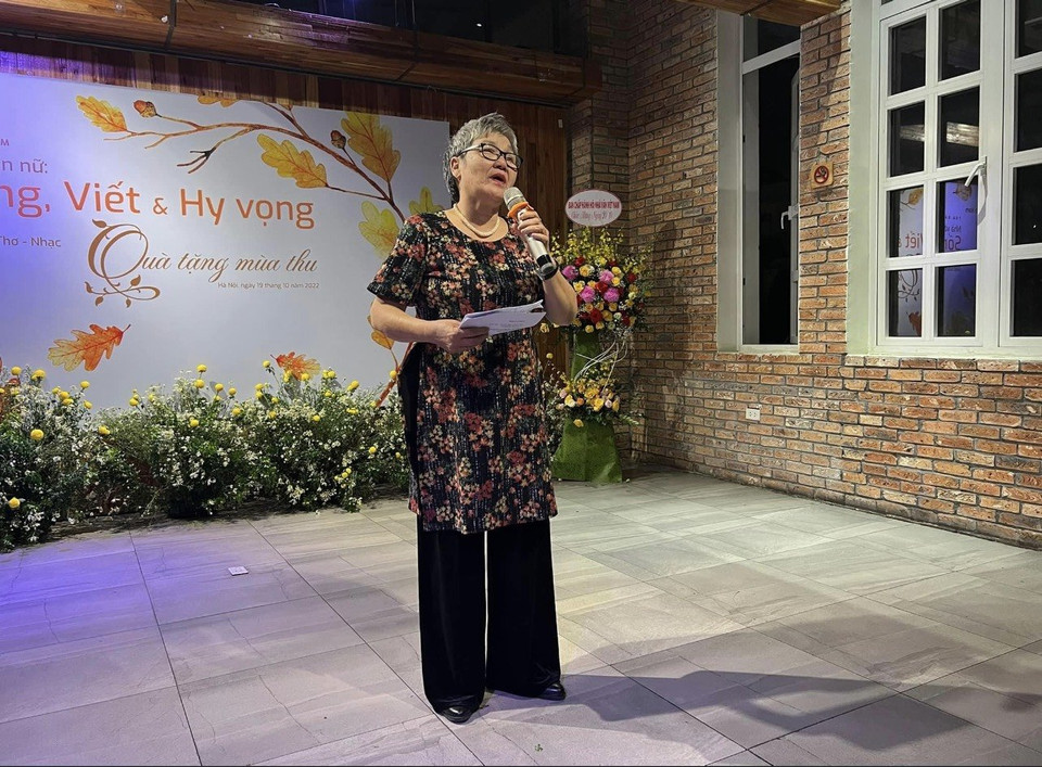 Nhà thơ Hoàng Việt Hằng đọc tác phẩm. (Ảnh: PV/Vietnam+)